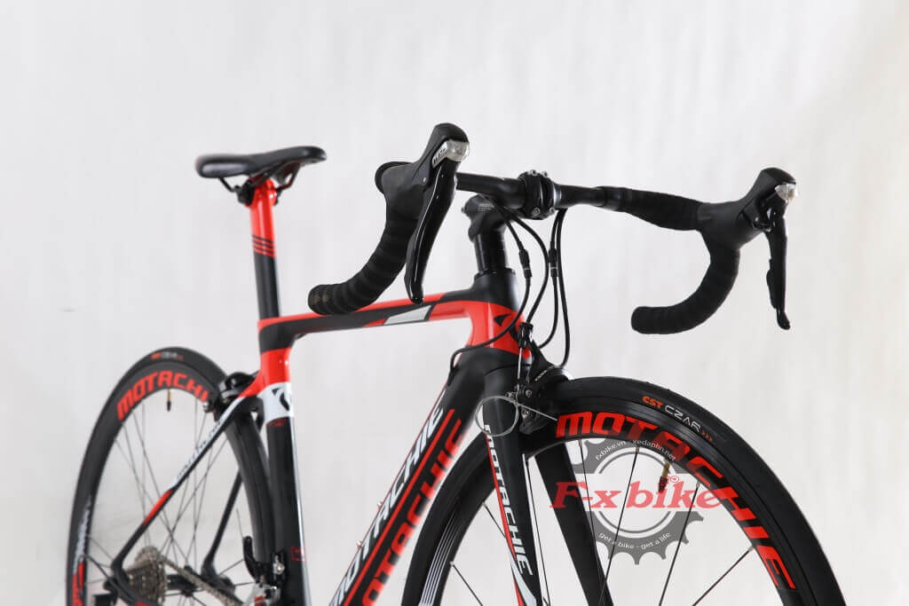 Motachie Zafiro R11.5A với khung 100% Carbon siêu nhẹ nhưng đầy chắc chắn