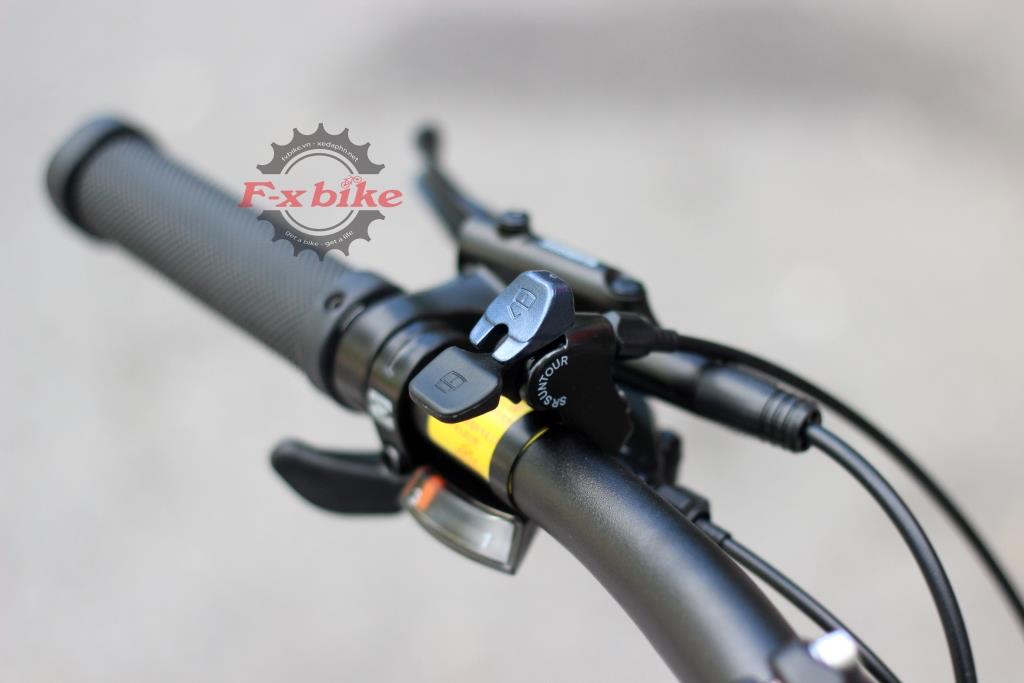 Khoá hành trình Remote Lock giảm sóc trước tiện lợi. Được tích hợp trên ghi đông