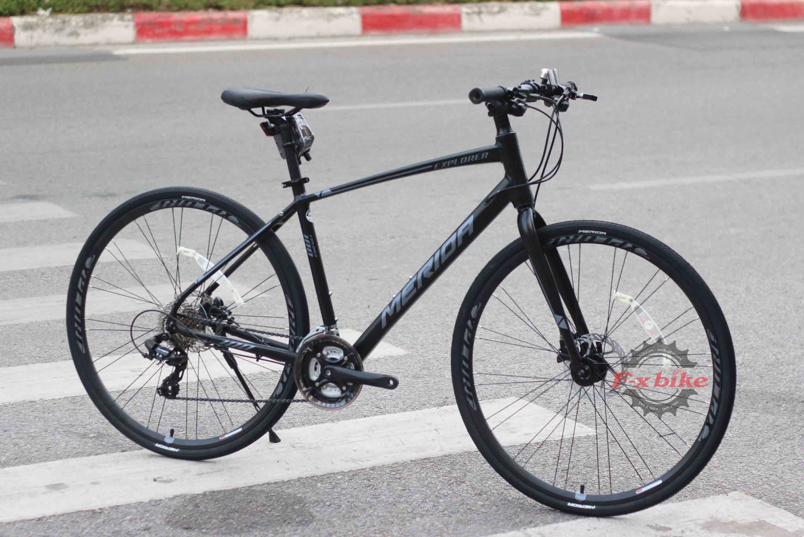 Merida Explorer 100 Đen Ghi