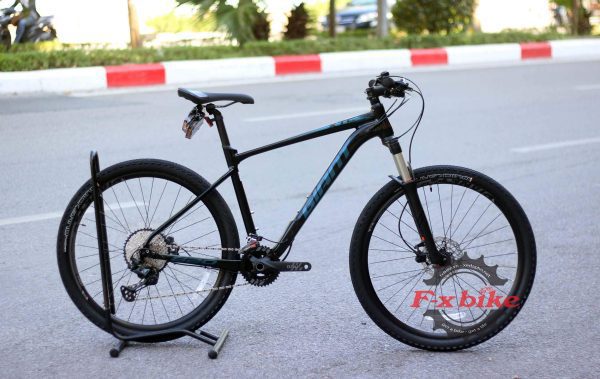 Xe Đạp Giant XTC 820 2022 Đen Bóng