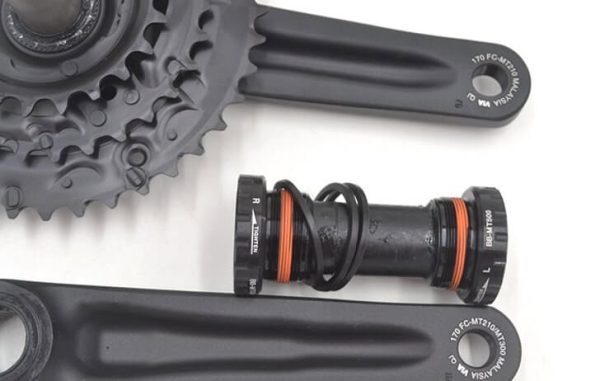 Đùi đĩa trục rỗng Shimano 3 tầng MT210 44-32-22T