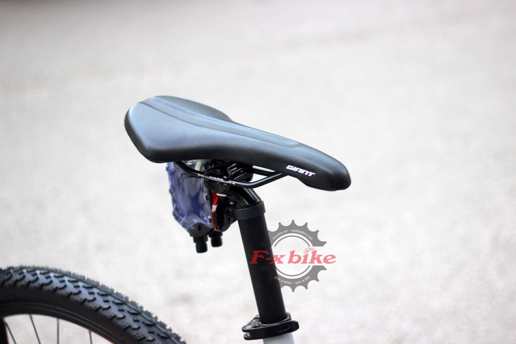 Yên da mềm, Cọc yên nhôm Giant