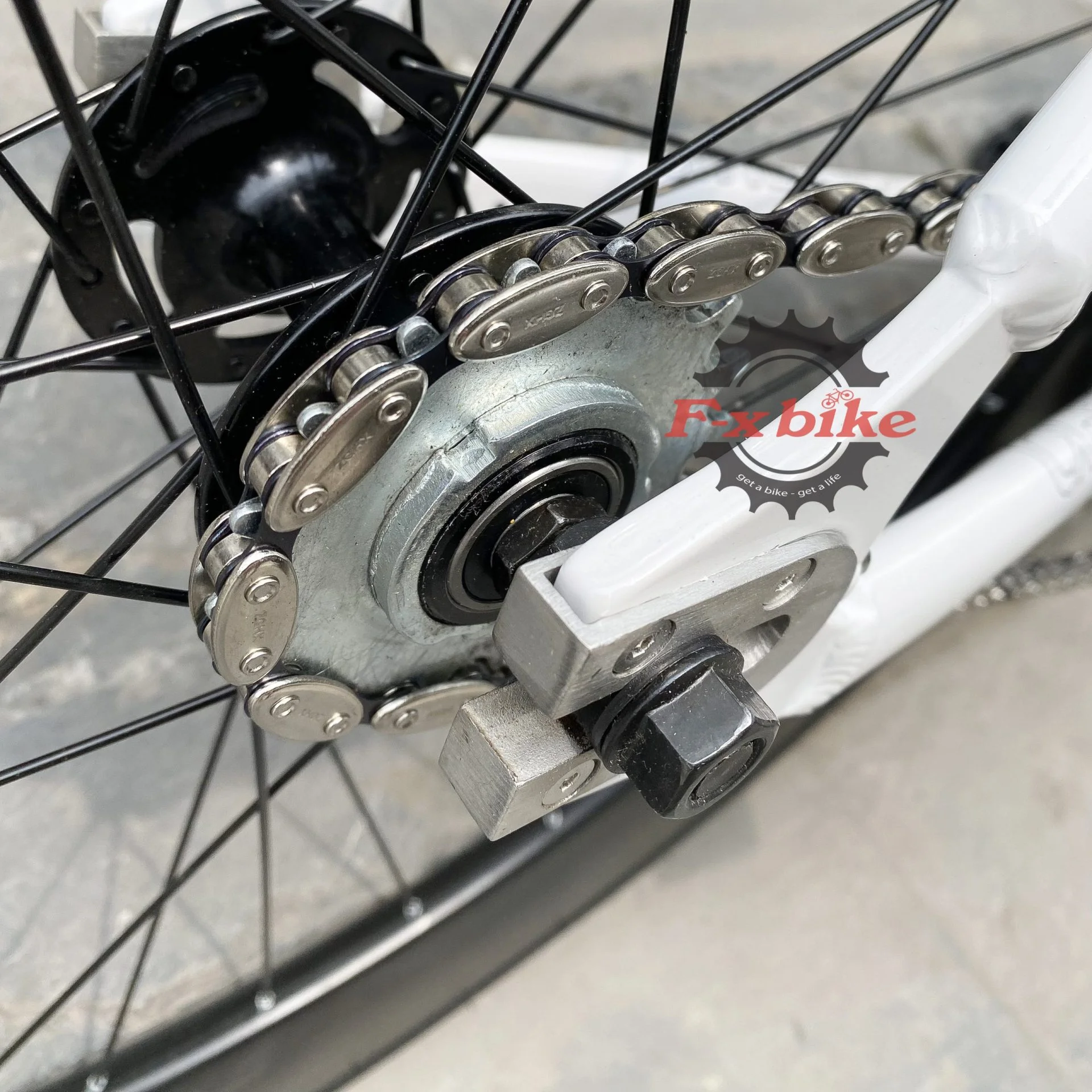 Líp 14T , trục bánh sau bạc đạn trơn trớn