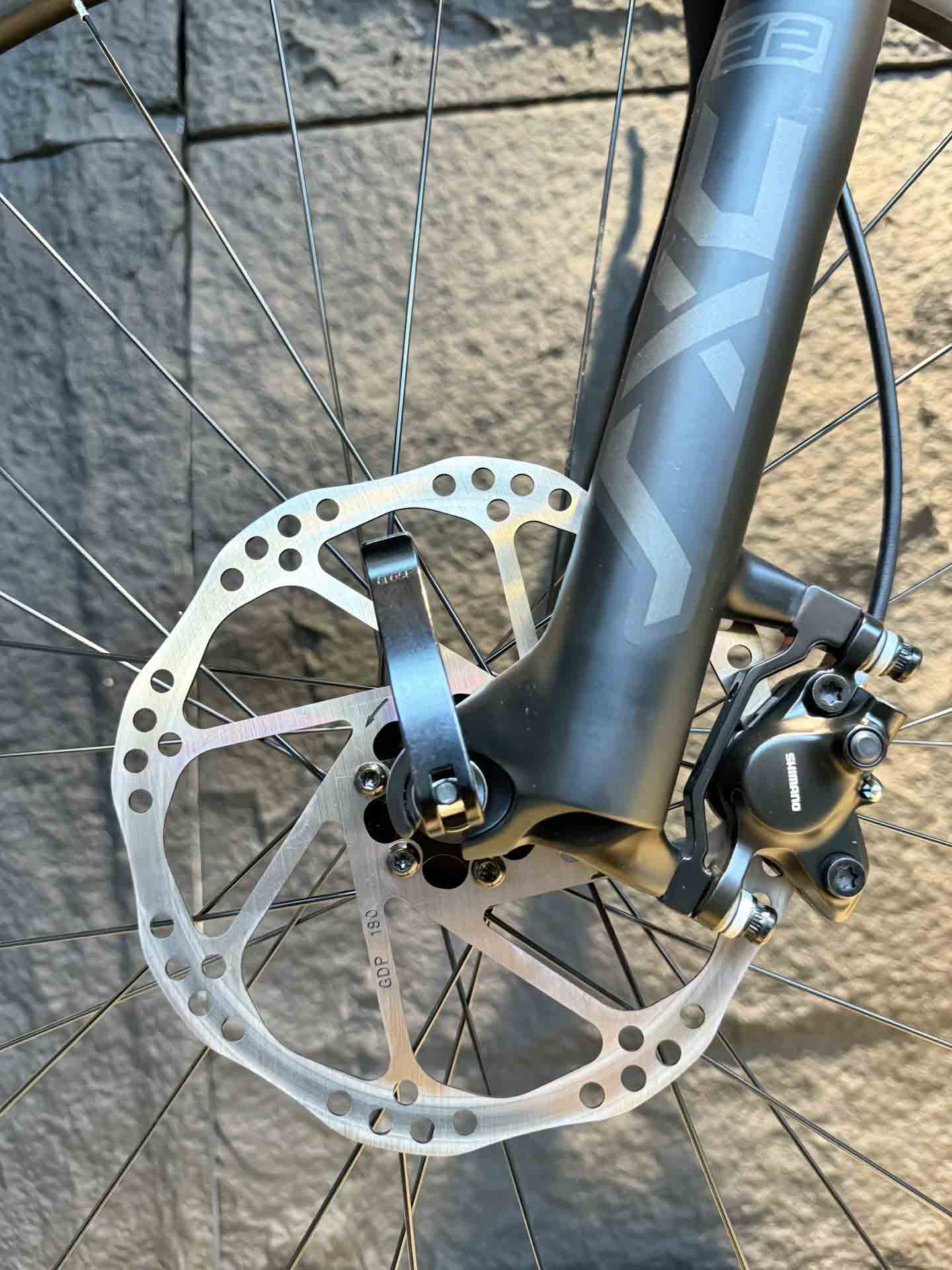 Phanh: Đĩa dầu Shimano MT200 – An toàn, hiệu suất cao