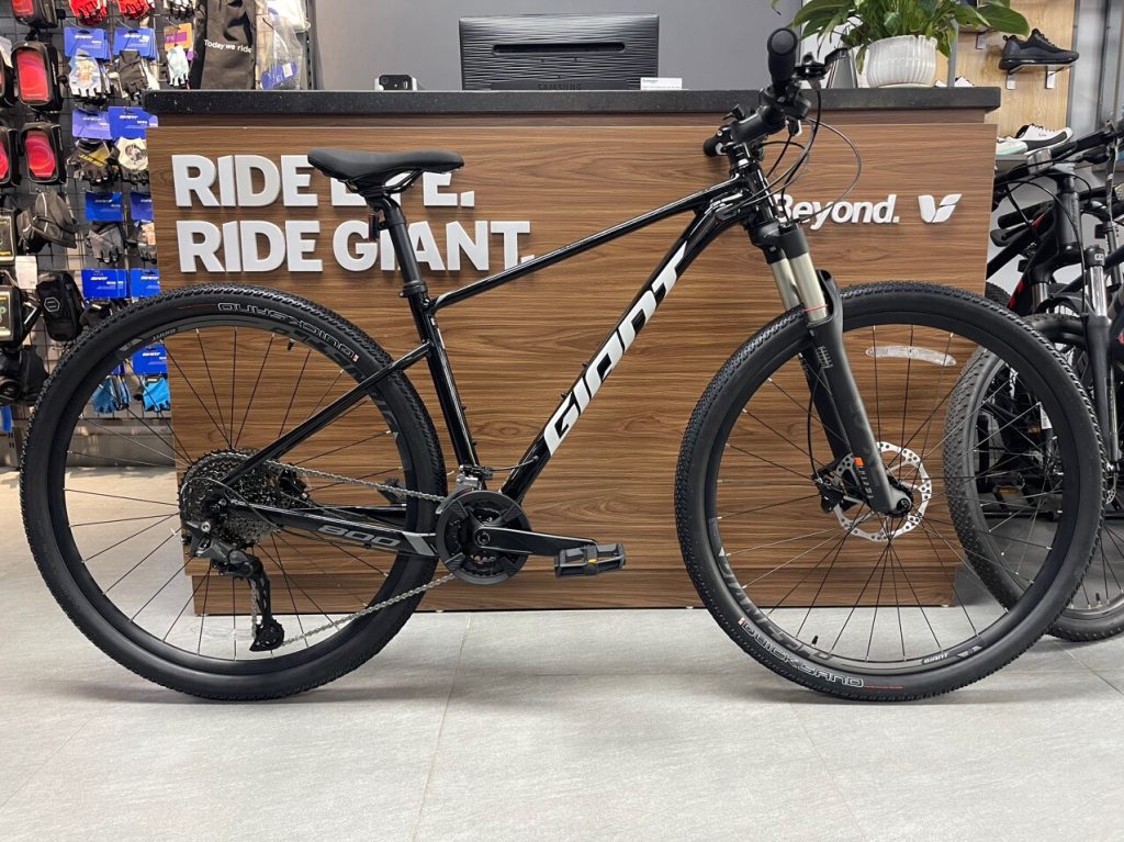 Xe Đạp Giant XTC 800 2024 Màu Đen