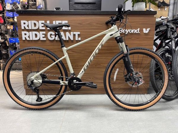 Xe Đạp Giant XTC 820 2024 Màu Trắng