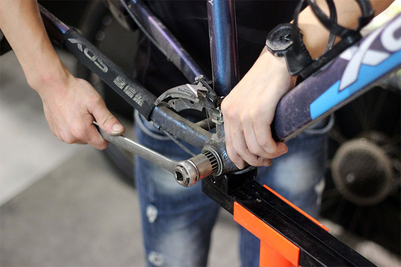 Vệ sinh và tra dầu mỡ ổ trục giữa