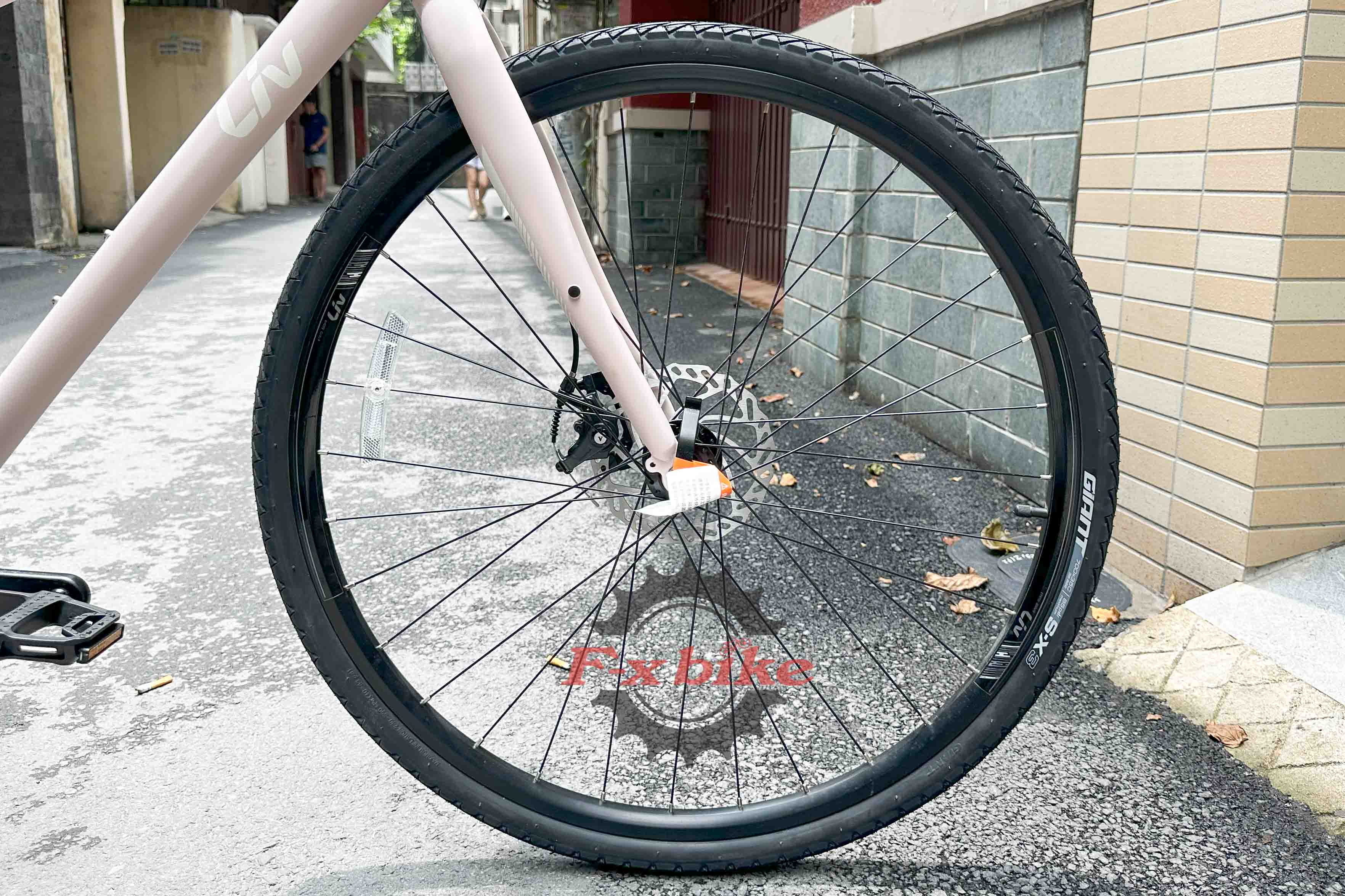 Xe được trang bị vành bánh 700c trước và sau, kèm săm lốp Kenda 700x32C