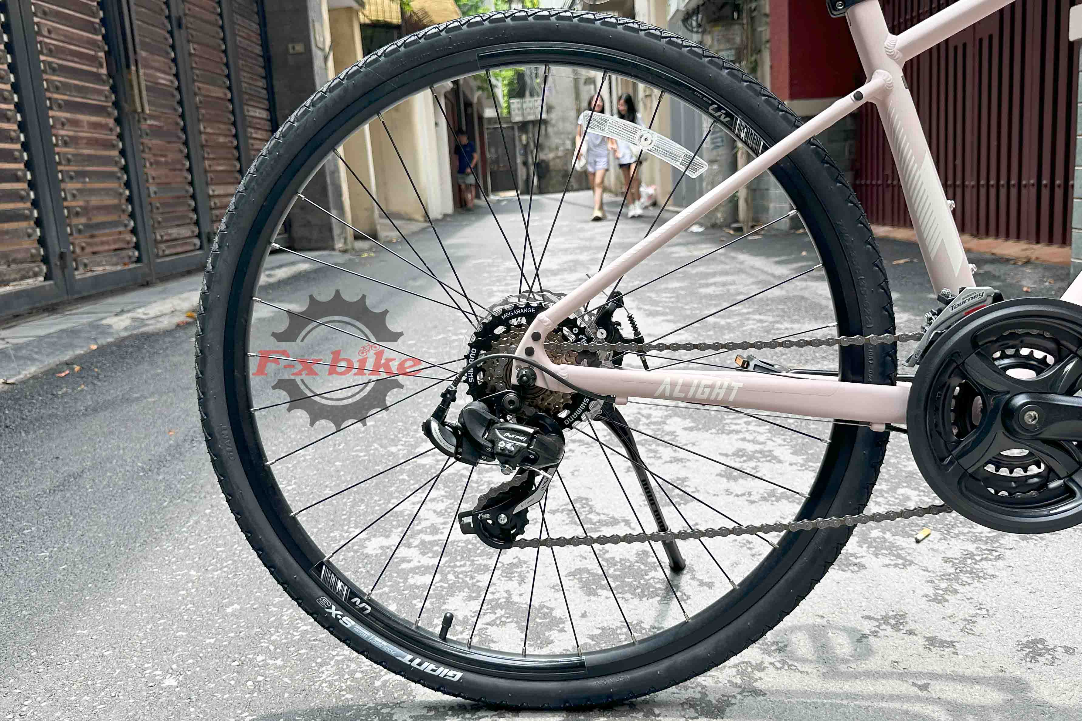 Xe được trang bị vành bánh 700c trước và sau, kèm săm lốp Kenda 700x32C