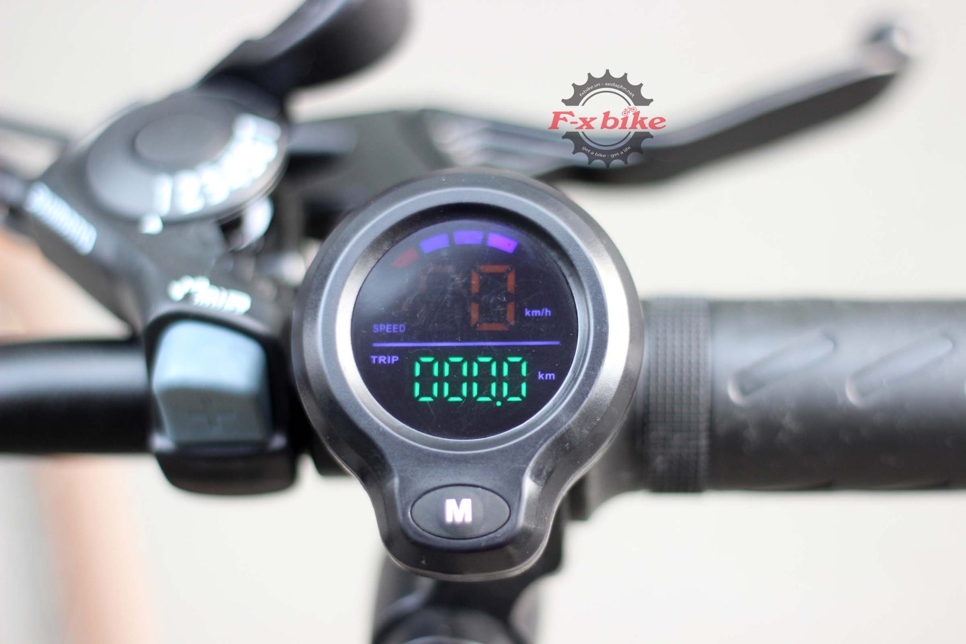 Màn hình hiển thị: LCD, hiển thị đầy đủ thông số, dễ dàng điều chỉnh chế độ