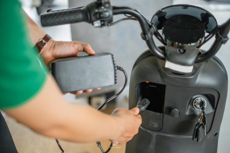 Làm sao để biết xe đạp điện đã sạc đầy