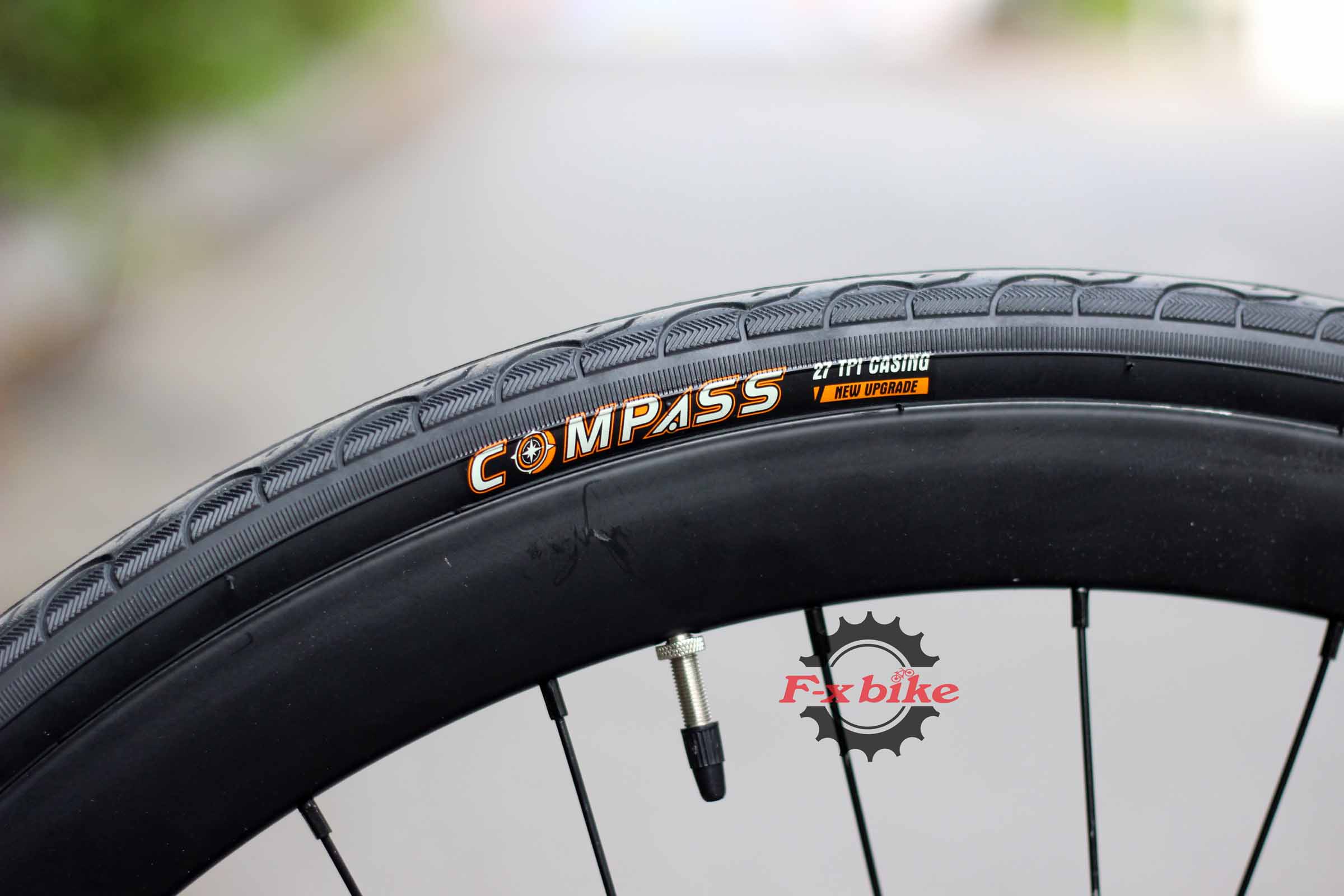 Lốp: Compass 700x28C – bám đường tốt, vận hành ổn định