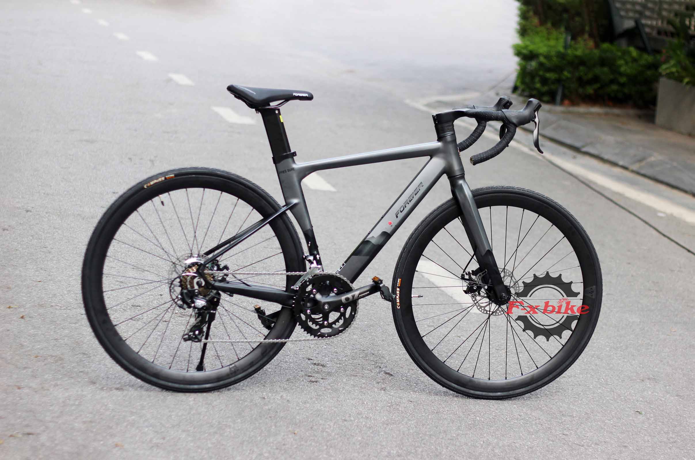Xe Đạp Đua Forever GR680 Màu Xám Đen
