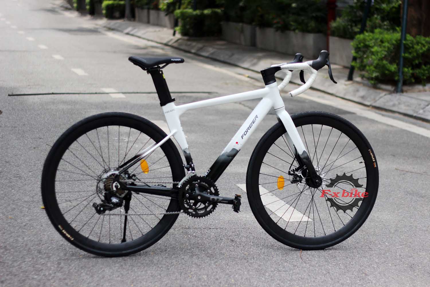 Xe Đạp Đua Forever GR680 Màu Trắng Đen