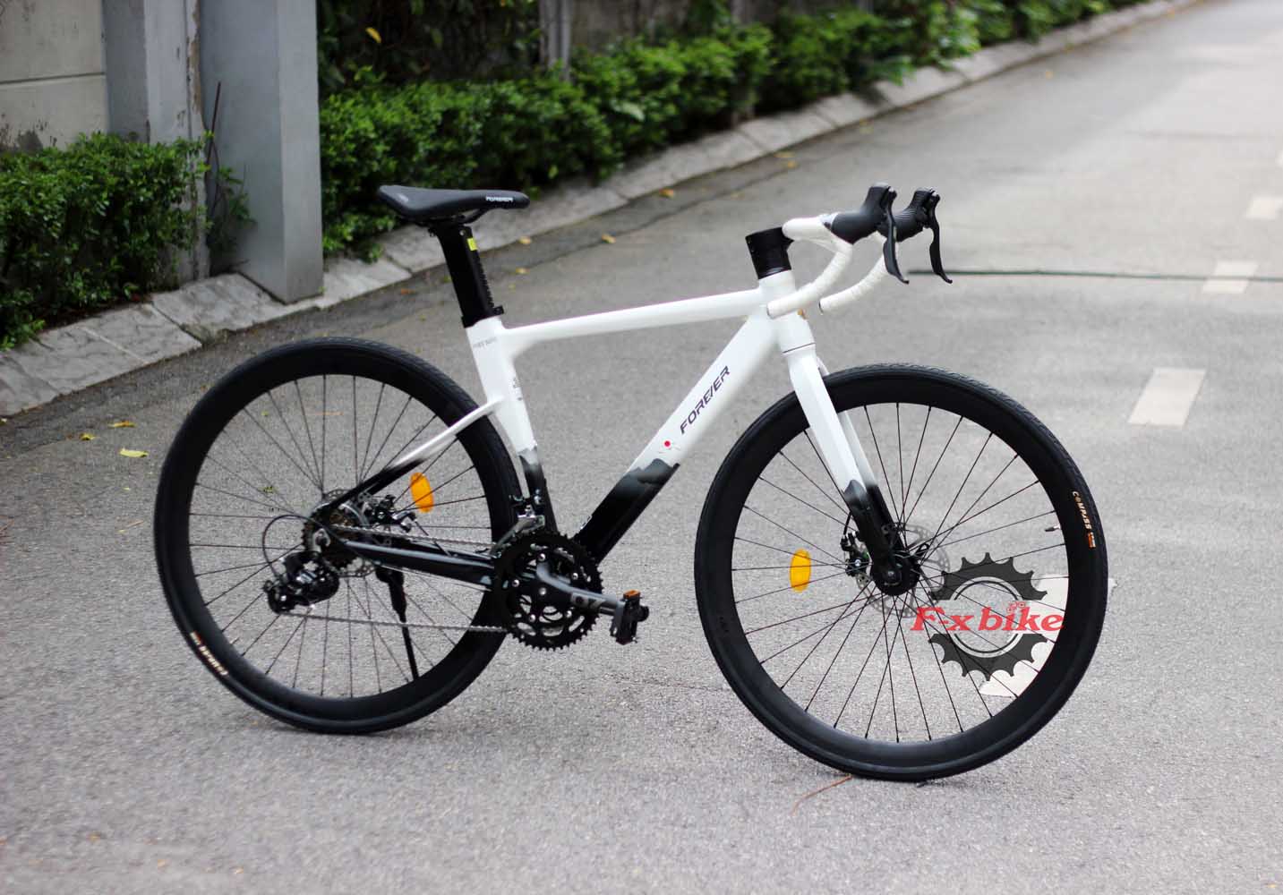Xe Đạp Đua Forever GR680 Màu Trắng Đen
