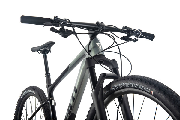 Khung: GIANT XTC Advanced 29” – Chất liệu carbon cao cấp, siêu nhẹ, cứng vững, đạt chuẩn thi đấu chuyên nghiệp