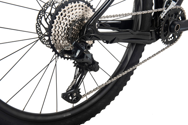 Bộ truyền động: Shimano SLX 2x12 – Dải số rộng, chuyển số nhanh và chính xác, phù hợp địa hình leo dốc và bứt tốc