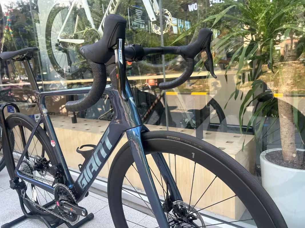 GIANT Propel ADV PRO 0-AXS 2025 là mẫu xe đạp đua khí động học cao cấp nhất của GIANT trang bị bộ truyền động không dây SRAM FORCE AXS 2x12