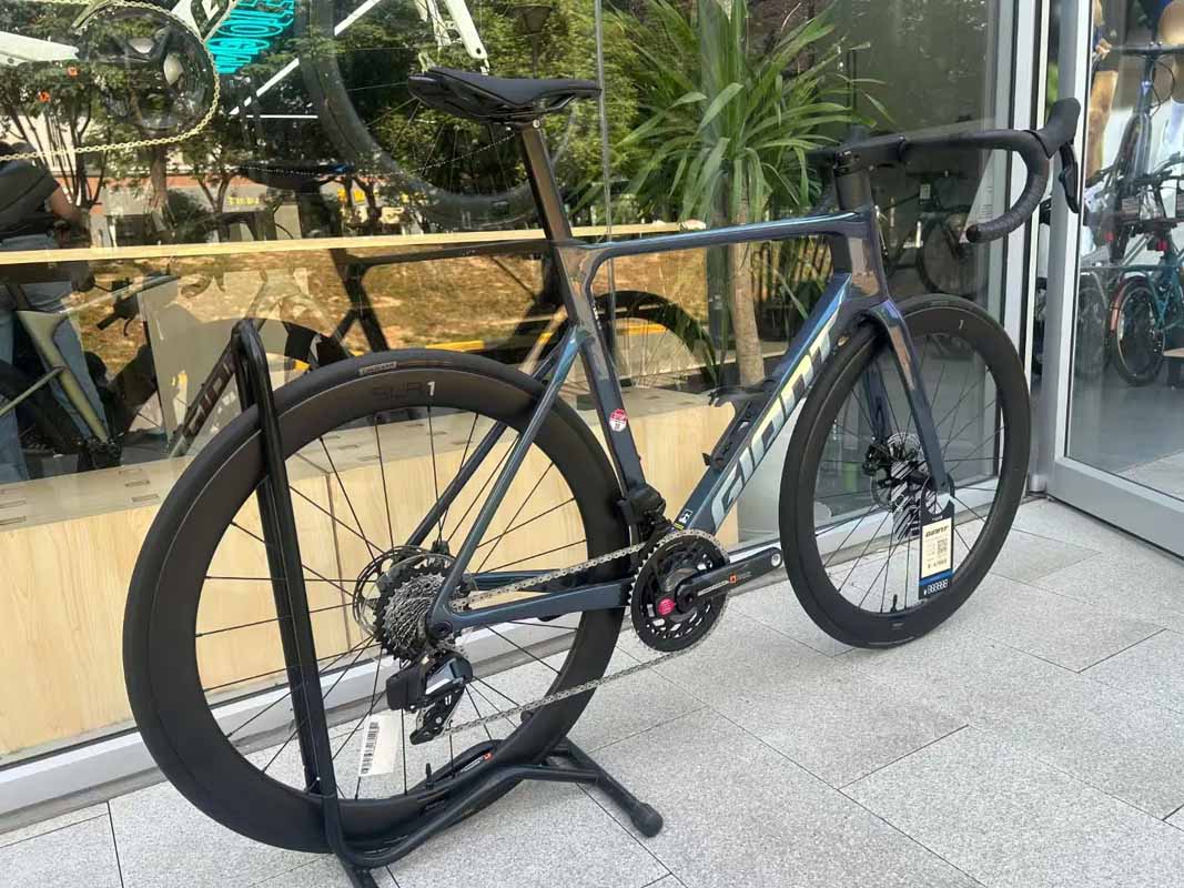 Với thiết kế khung carbon SL-Grade siêu nhẹ, bộ bánh xe SLR 1 50 carbon cùng công nghệ truyền động không dây mượt mà và chính xác