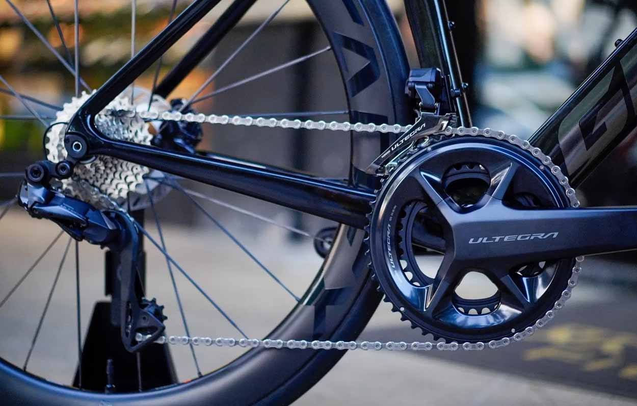 Bộ truyền động điện tử SHIMANO ULTEGRA Di2: Chuyển số cực nhanh, chính xác và gần như không cần bảo dưỡng – lựa chọn tiêu chuẩn cho các giải đua chuyên nghiệp.