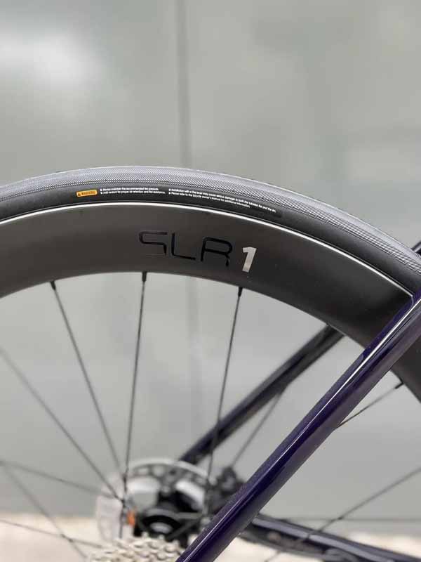 Bánh xe carbon GIANT SLR 1 50: Trọng lượng nhẹ, tăng tốc tốt, duy trì tốc độ cao ổn định trong chặng đường dài.