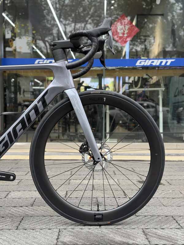 Khung carbon Advanced SL-Grade Composite: Nhẹ nhất và cứng nhất trong phân khúc, thiết kế khí động học tiên tiến cho hiệu suất thi đấu vượt trội.