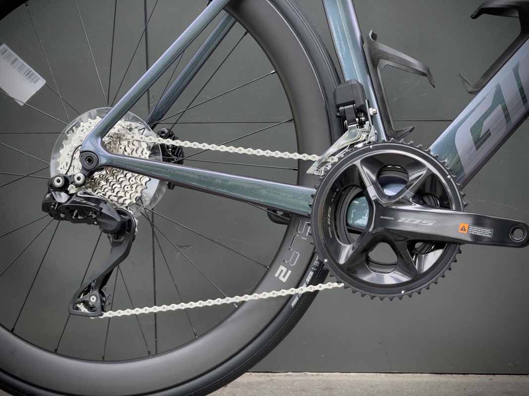Bộ truyền động điện tử SHIMANO 105 Di2: Chuyển số điện cực kỳ mượt mà, chính xác, gần như không cần bảo trì như hệ cơ học.