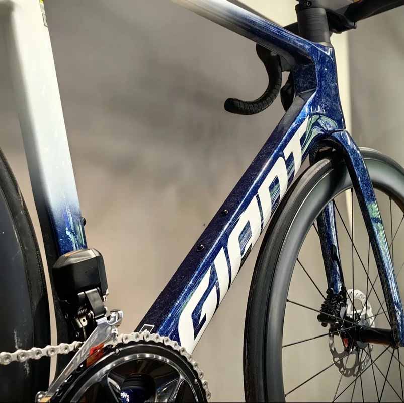 Khung carbon Advanced-Grade Composite: Siêu nhẹ, siêu cứng, thiết kế tối ưu khí động học giúp giảm lực cản gió đến mức tối đa.