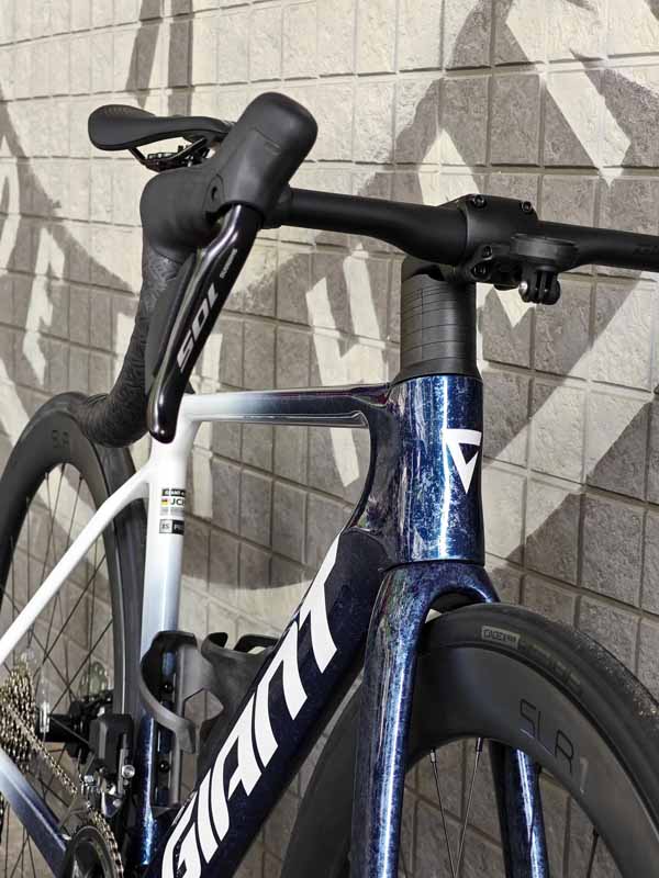 Bộ truyền động điện tử SHIMANO 105 Di2 2x12s: Chuyển số mượt như lụa, chính xác tức thì, gần như không cần bảo trì.