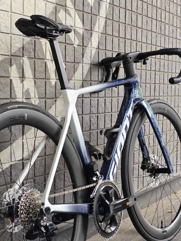 Khung carbon khí động học. Đây là sự lựa chọn lý tưởng cho những tay đua bán chuyên và chuyên nghiệp muốn chinh phục mọi cung đường tốc độ.