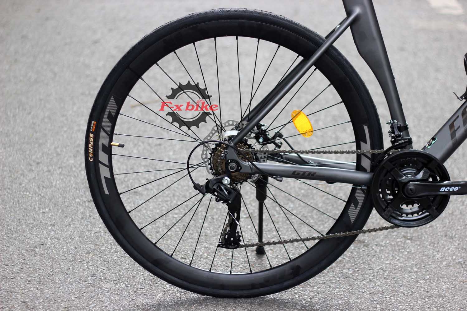 Lốp xe: Compass 700x28C – bám đường tốt, vận hành mượt trên nhiều địa hình