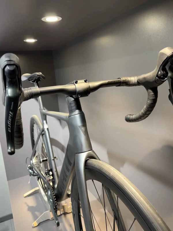 Được thiết kế với công nghệ khí động học vượt trội, khung carbon cao cấp và bộ truyền động Shimano Tiagra mạnh mẽ, mẫu xe này là lựa chọn lý tưởng cho cả dân chơi bán chuyên lẫn vận động viên bước đầu thi đấu.