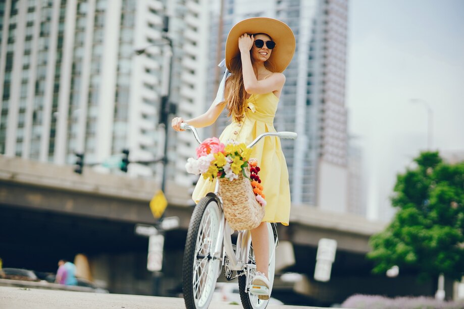 Chị em đạp xe trên đường phố