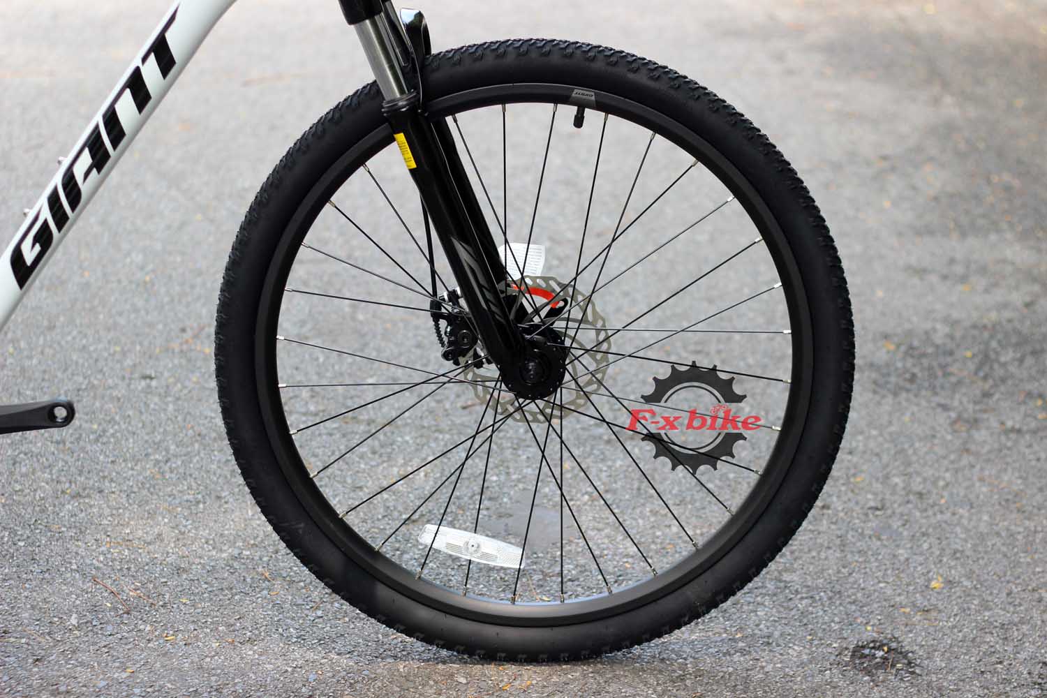 Lốp 26×1.95 – bám đường tốt, linh hoạt cả đường nhựa và đường đất.