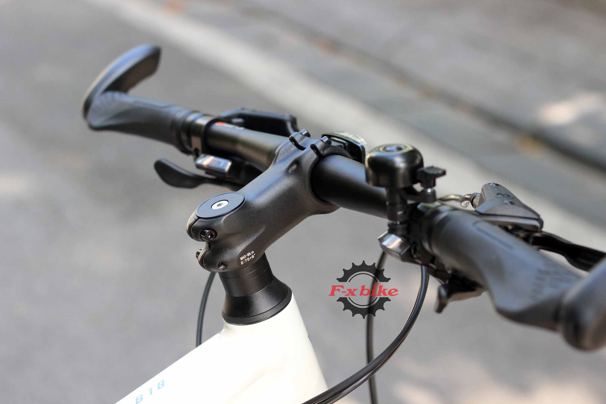 Ghi đông: Hợp kim nhôm, 31.8mm | Pô tăng: Hợp kim nhôm, ngửa 8°, 31.8mm