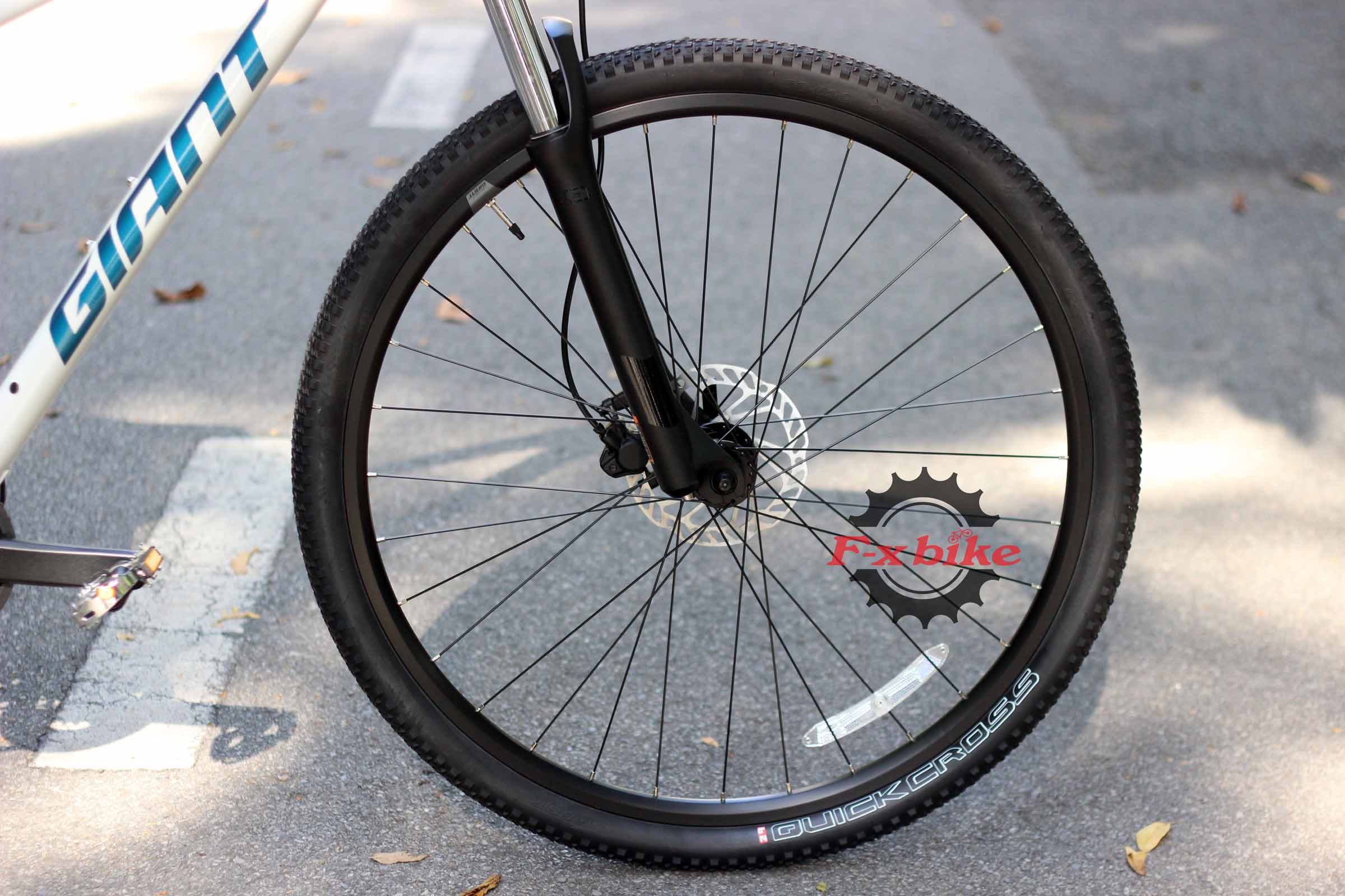 Bánh 29×1.95 QuickCross – bám đường, vượt địa hình tốt.