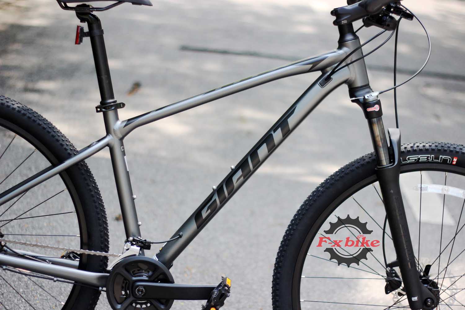 Khung nhôm ALUXX 29” – nhẹ, bền, chống ăn mòn.
