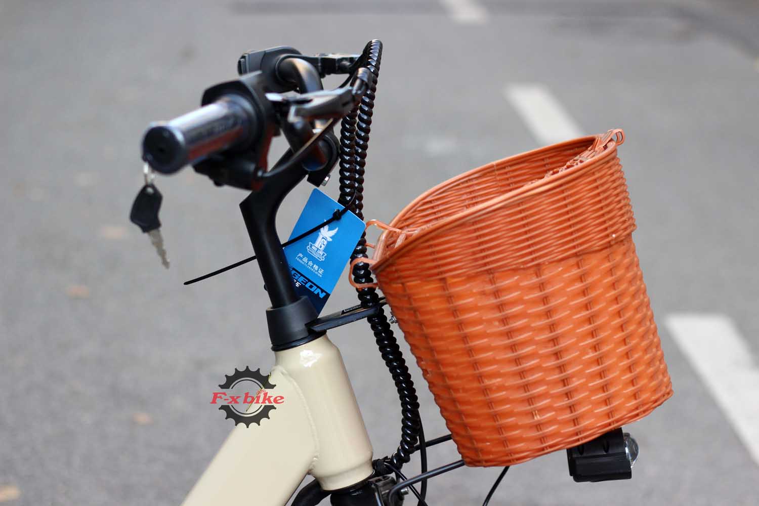 Thiết kế ghi đông cánh én chống mỏi. Có thể điều chỉnh độ cao rất tiện lợi