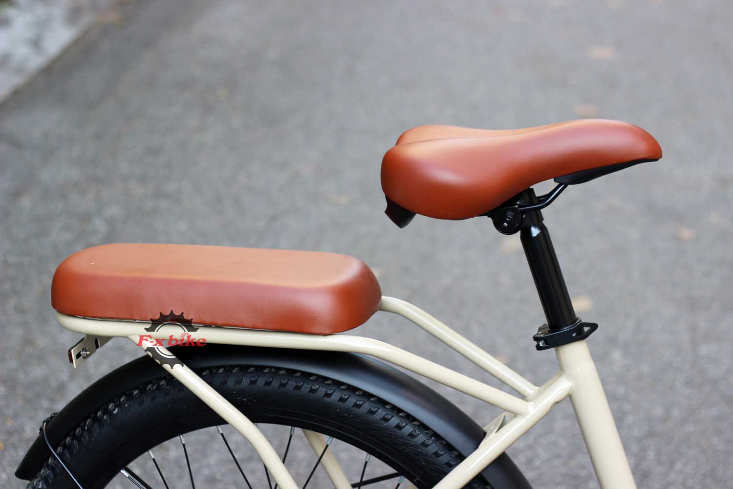 Đệm yên sau có thể chở thêm. Tải trọng lên tới 80kg